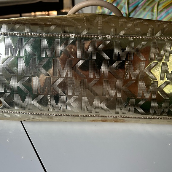 Michal Kors shiny gold bag INCLUDES matching wallet. - Picture 5 of 8